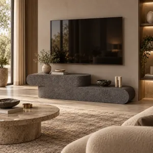 Luxuriöse skulpturale TV-Konsole aus Beton mit asymmetrischem, geschwungenem Design – modernes Möbelstück Lifestyle-Ansicht von Luxury Group International