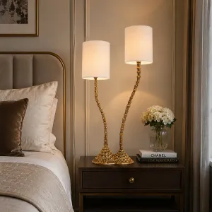 Luxuriöse skulpturale Tischlampe mit doppeltem Schaft, strukturierter bronzefarbener Basis & Leinenlampenschirmen Lifestyle-Ansicht von Luxury Group International