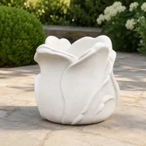 Jardinière Sculpturale de Luxe en Forme de Bouton de Fleur avec Pétales Superposés - Jardinières de Luxe Vue lifestyle par Luxury Group International