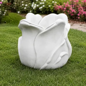 Jardinière Sculpturale de Luxe en Forme de Bouton de Fleur avec Pétales Superposés - Jardinières de Luxe Vue lifestyle par Luxury Group International