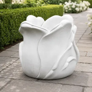 Jardinière Sculpturale de Luxe en Forme de Bouton de Fleur avec Pétales Superposés - Jardinières de Luxe Vue lifestyle par Luxury Group International