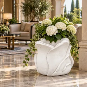 Jardinière Sculpturale de Luxe en Forme de Bouton de Fleur avec Pétales Superposés - Jardinières de Luxe Vue lifestyle par Luxury Group International