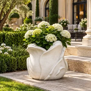 Jardinière Sculpturale de Luxe en Forme de Bouton de Fleur avec Pétales Superposés - Jardinières de Luxe Vue lifestyle par Luxury Group International