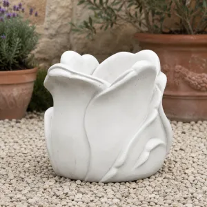 Jardinière Sculpturale de Luxe en Forme de Bouton de Fleur avec Pétales Superposés - Jardinières de Luxe Vue lifestyle par Luxury Group International