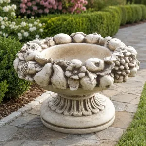 Macetero de Jardín Escultural con Guirnalda de Frutas y Pedestal Acanalado - Maceteros de Lujo Vista lifestyle por Luxury Group International