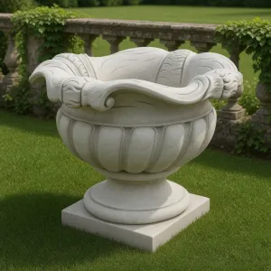 Jardinera de Urna Escultural de Lujo con Borde en Espiral y Cuenco Acanalado - Maceteros de Lujo Vista lifestyle por Luxury Group International