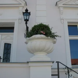 Jardinera de Urna Escultural de Lujo con Borde en Espiral y Cuenco Acanalado - Maceteros de Lujo Vista lifestyle por Luxury Group International