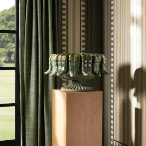 Macetero Escultural Verde de Lujo para Jardín con Relieve Drapeado y Base de Pedestal Acanalado Vista lifestyle por Luxury Group International