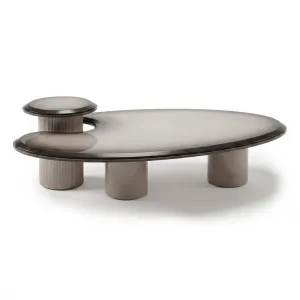 Tavolino da Caffè Scultoreo di Lusso in Vetro Fumé con Ripiano Laterale Vista frontale di Luxury Group International