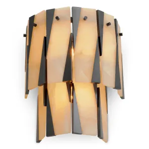 Luxuriöse, skulpturale Wandleuchte mit überlappenden goldenen und schwarzen Paneelen – 38 cm – Luxus-Hotelmöbel Vorderansicht von Luxury Group International