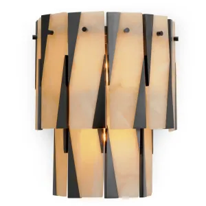 Luxuriöse, skulpturale Wandleuchte mit überlappenden goldenen und schwarzen Paneelen – 38 cm – Luxus-Hotelmöbel Vorderansicht von Luxury Group International