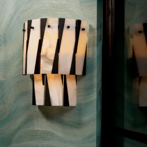 Luxuriöse, skulpturale Wandleuchte mit überlappenden goldenen und schwarzen Paneelen – 38 cm – Luxus-Hotelmöbel Lifestyle-Ansicht von Luxury Group International