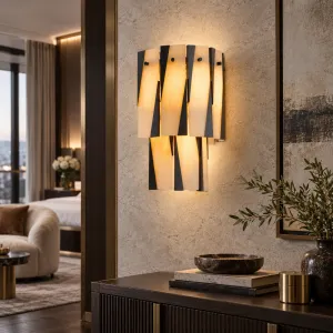 Luxuriöse, skulpturale Wandleuchte mit überlappenden goldenen und schwarzen Paneelen – 38 cm – Luxus-Hotelmöbel Lifestyle-Ansicht von Luxury Group International