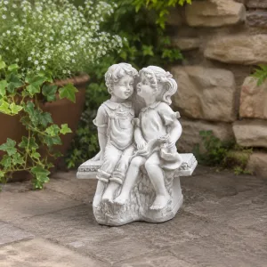 Sculpture de Jardin de Luxe Enfants Assis avec Banc - Sculpture Classique de Luxe Vue lifestyle par Luxury Group International