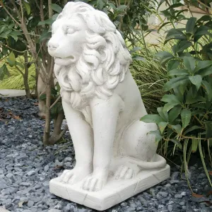 Sculpture de Jardin Lion Gardien Assis de Luxe avec Crinière Flottante - Sculpture Classique de Luxe Vue de face par Luxury Group International