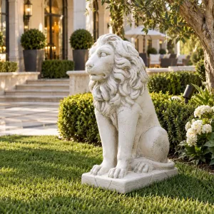 Sculpture de Jardin Lion Gardien Assis de Luxe avec Crinière Flottante - Sculpture Classique de Luxe Vue lifestyle par Luxury Group International
