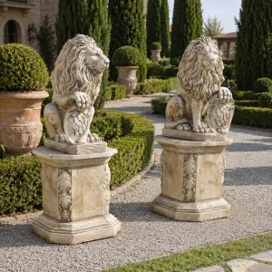 Sculpture de Paire de Lions Assis de Luxe avec Écussons Héraldiques - Sculpture Classique de Luxe Vue lifestyle par Luxury Group International