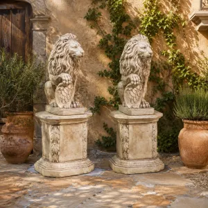 Sculpture de Paire de Lions Assis de Luxe avec Écussons Héraldiques - Sculpture Classique de Luxe Vue lifestyle par Luxury Group International
