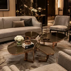 Ensemble de 4 Tables Gigognes de Luxe en Verre Fumé Marron et Or Rose - Table Basse de Luxe Vue lifestyle par Luxury Group International