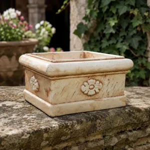 Jardinière Carrée de Luxe avec Relief Rosace Florale Sculptée - Jardinières de Luxe Vue lifestyle par Luxury Group International