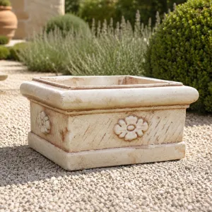 Jardinière Carrée de Luxe avec Relief Rosace Florale Sculptée - Jardinières de Luxe Vue lifestyle par Luxury Group International