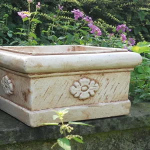 Jardinière Carrée de Luxe avec Relief Rosace Florale Sculptée - Jardinières de Luxe Vue lifestyle par Luxury Group International