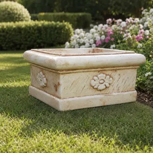 Jardinière Carrée de Luxe avec Relief Rosace Florale Sculptée - Jardinières de Luxe Vue lifestyle par Luxury Group International