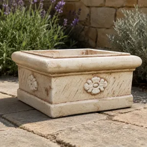 Jardinière Carrée de Luxe avec Relief Rosace Florale Sculptée - Jardinières de Luxe Vue lifestyle par Luxury Group International