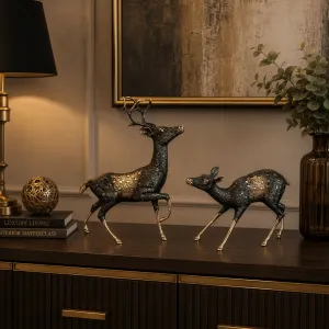 Luxus Hirsch- und Hirschkuh-Bronzeskulpturenpaar mit goldenen Akzenten in handbemaltem Finish Lifestyle-Ansicht von Luxury Group International