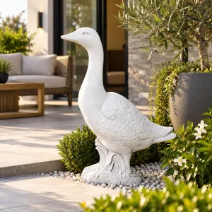 Sculpture de Jardin Luxe d'Oie Debout avec Plumage Détaillé - Sculpture Classique de Luxe Vue lifestyle par Luxury Group International