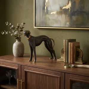 Escultura de Bronce de Galgo de Pie de Lujo con Acabado Dorado y Oxidado Vista lifestyle por Luxury Group International