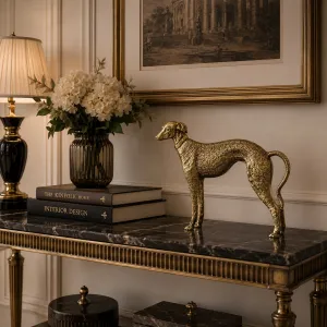 Escultura de Bronce de Galgo de Pie de Lujo con Acabado Dorado y Oxidado Vista lifestyle por Luxury Group International