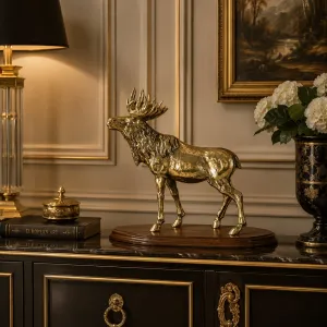 Luxus stehende Elch-Bronzeskulptur auf Holzsockel in zwei Ausführungen Lifestyle-Ansicht von Luxury Group International