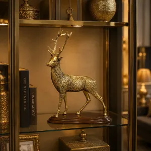 Luxus Bronze-Skulptur eines stehenden Hirsches mit hohen Geweihen auf Holzsockel Lifestyle-Ansicht von Luxury Group International