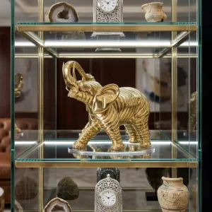 Luxus Bronze-Skulptur eines schreitenden Elefanten mit hochgerolltem Rüssel in Gold- und Antikbronze-Finish Vorderansicht von Luxury Group International