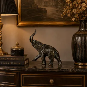 Luxus Bronze-Skulptur eines schreitenden Elefanten mit aufgerichtetem Rüssel in Gold- und Antikbronze-Finish Lifestyle-Ansicht von Luxury Group International