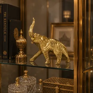 Luxus Bronze-Skulptur eines schreitenden Elefanten mit aufgerichtetem Rüssel in Gold- und Antikbronze-Finish Lifestyle-Ansicht von Luxury Group International