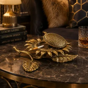 Luxus-Sonnenblumen-Aschenbecher mit Blattdetail in Gold- & Antikbronze-Finish Lifestyle-Ansicht von Luxury Group International