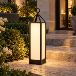 Lanterne extérieure noire haute avec panneaux givrés et poignée anneau - Mobilier hôtelier de luxe Vue lifestyle par Luxury Group International