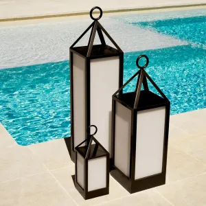 Lanterne extérieure noire haute avec panneaux givrés et poignée anneau - Mobilier hôtelier de luxe Vue lifestyle par Luxury Group International