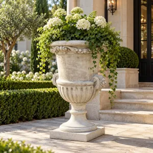 Jardinière urne haute de luxe avec poignées sculptées en forme de visage et relief botanique - Jardinières de luxe Vue lifestyle par Luxury Group International
