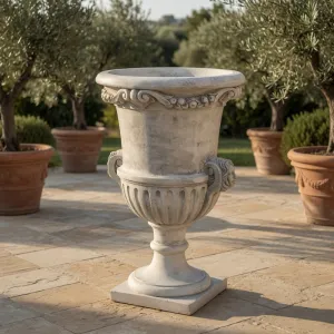 Jardinière urne haute de luxe avec poignées sculptées en forme de visage et relief botanique - Jardinières de luxe Vue lifestyle par Luxury Group International