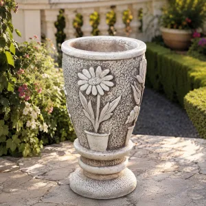Jardinière ronde haute de luxe avec relief floral sculpté de camomille - Jardinières de luxe Vue lifestyle par Luxury Group International