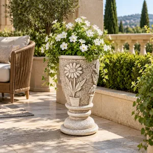 Jardinière ronde haute de luxe avec relief floral sculpté de camomille - Jardinières de luxe Vue lifestyle par Luxury Group International