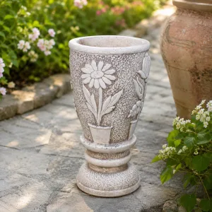 Jardinière ronde haute de luxe avec relief floral sculpté de camomille - Jardinières de luxe Vue lifestyle par Luxury Group International