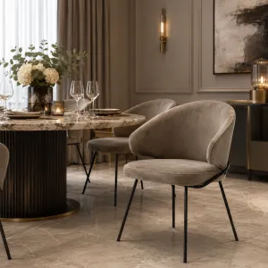 Chaise de Salle à Manger Luxueuse Taupe avec Structure Métallique Noire - Mobilier d'Hôtel de Luxe Vue lifestyle par Luxury Group International