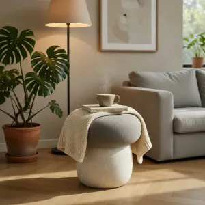 Luxus Taupe Polsterhocker mit weißem Steinfuß und strukturierter Sockelakzent Vorderansicht von Luxury Group International