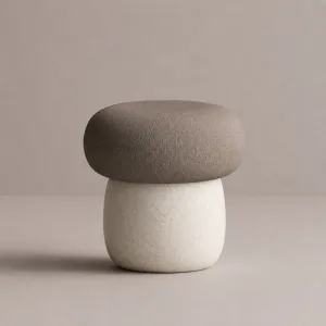 Luxus Taupe Polsterhocker mit weißem Steinfuß und strukturierter Sockelakzent von Luxury Group International