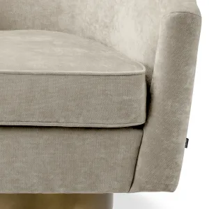 Luxuriöser Sessel aus taupefarbenem Samt mit geschwungener Rückenlehne und goldenem Gestell – 80 cm – Luxus-Hotelmöbel Detailansicht von Luxury Group International