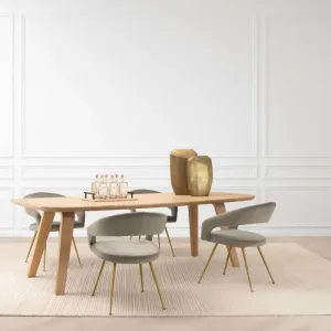 Luxus Esszimmerstuhl aus taupefarbenem Samt mit goldenem Metallgestell – Luxus Hotelmöbel Lifestyle-Ansicht von Luxury Group International
